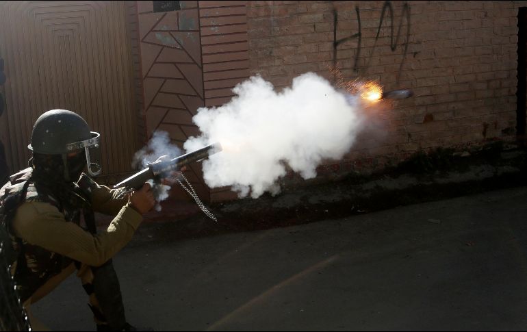 Un policía arroja gas lacrimógeno a manifestantes cachemires en Srinagar, India. Los inconformes protestan por la muerte de tres civiles durante choques el miércoles. AP/M. Khan