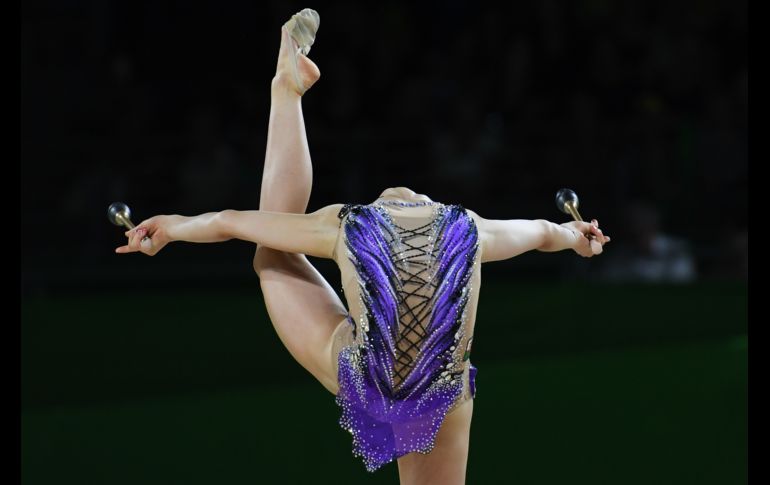 Laura Halford, de Gales, compite en la prueba de bastones de gimnasia rítmica, en los Juegos de la Mancomunidad en Gold Coast, Australia. AFP/A. Wallace