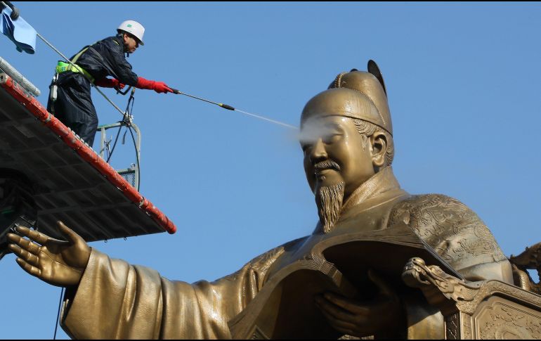 Un trabajador rocía agua sobre la estatua del rey Sejong, como parte de la limpieza primaveral en la plaza Gwanghwamun en el centro de Seúl, Corea del Sur. Sejong creó el alfabeto coreano 