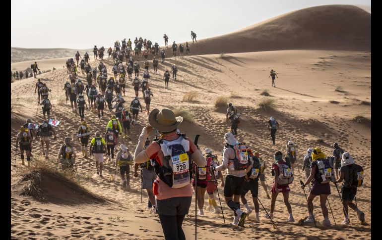 Participantes del Maratón des Sables, recorren la quinta etapa de la carrera que atraviesa el desierto del Sahara a través de 250 kilómetros. AFP / J. Ksiazek