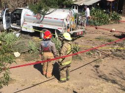 El vehículo se salió del camino y fue a dar contra una cochera y un corral de la finca, donde se encontraba la víctima. ESPECIAL / PC y Bomberos Jalisco