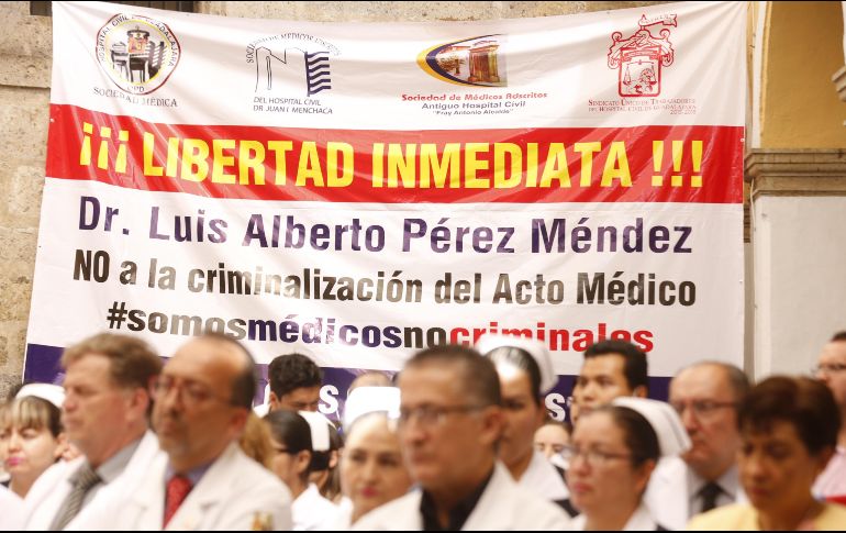 Los galenos se manifiestan en solidaridad con el caso de su colega acusado de homicidio en Oaxaca tras la muerte de un paciente a quien operó. EL INFORMADOR /G. Gallo