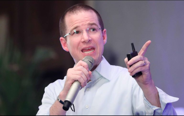  A la reunión con los empresarios también asistieron los candidatos a gobernador y a la capital, Mauricio Vila y Renán Barrera, respectivamente.