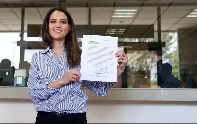 Fernanda Caso, representante de Margarita Zavala, acudió al INE para entregar el cheque con los fondos públicos y una carta. SUN / B. Fregoso