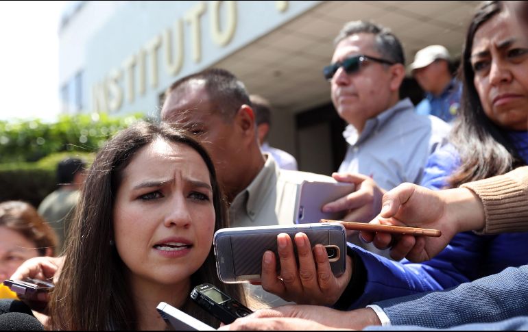 Fernanda Caso, representante de Margarita Zavala, acudió al INE para entregar el cheque con los fondos públicos y una carta. SUN / B. Fregoso