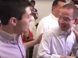 En el video se puede observar al joven increpando a Anaya sobre las acusaciones de lavado de dinero en su contra cuando este llega al Aeropuerto Internacional de Mérida. YOUTUBE / Raúl Díaz