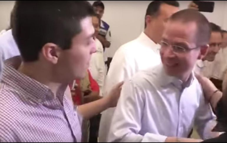 En el video se puede observar al joven increpando a Anaya sobre las acusaciones de lavado de dinero en su contra cuando este llega al Aeropuerto Internacional de Mérida. YOUTUBE / Raúl Díaz