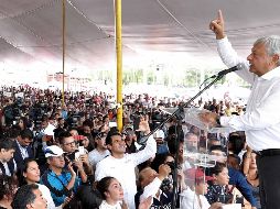 López Obrador se reunió en la plaza cívica Dr. Gustavo Baz, frente al palacio municipal de Tlalnepantla. SUN / V. Rosas