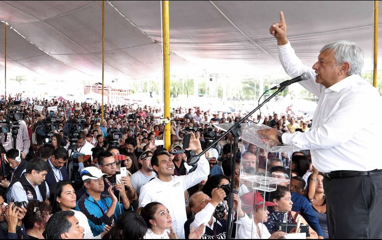 López Obrador se reunió en la plaza cívica Dr. Gustavo Baz, frente al palacio municipal de Tlalnepantla. SUN / V. Rosas