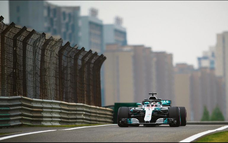 Lewis Hamilton conduce su monoplaza durante las prácticas libres de ayer en el Circuito Internacional de Shanghái. AFP