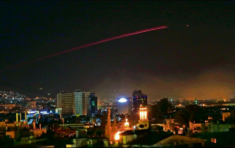 El cielo de Damasco se iluminó ayer con los misiles de Estados Unidos, Francia y Reino Unido, en respuesta a un ataque químico que el Gobierno sirio no reconoce. AP