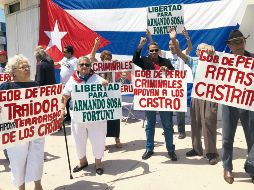 Un grupo de personas protestó ayer por la detención temporal de dos miembros de La Asamblea de la Resistencia Cubana. NTX