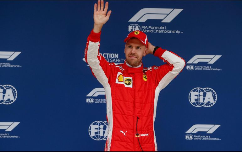 Vettel, de la escudería Ferrari, saluda a fanáticos y medios de comunicación. EFE/R. Pilipey