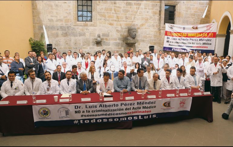 Apoyan a colega de Oaxaca. Galenos de colegios y asociaciones de especialidades médicas de Jalisco, ayer en el Hospital “Fray Antonio Alcalde”. EL INFORMADOR/G. Gallo