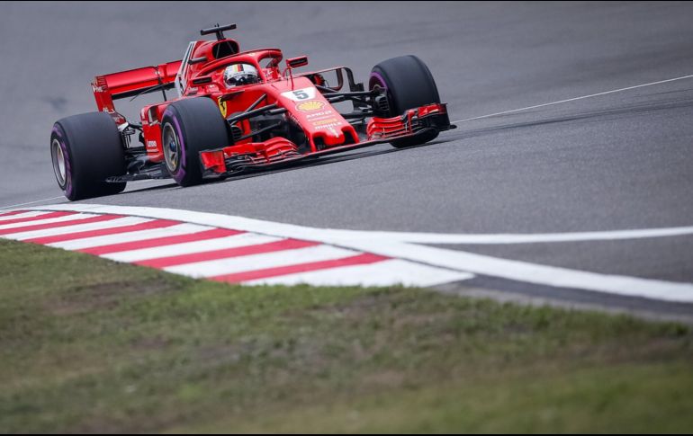 El piloto de Ferrari recorre la pista a bordo de su monoplaza. EFE/R. Pilipey