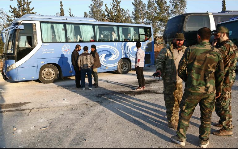 El control de las fuerzas sirias y rusas sobre Guta se produce tras la salida del último convoy de decenas de autobuses con miles de combatientes islamistas. AFP/N. Al-Khatib