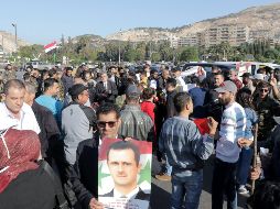 Un hombre sujeta una fotografía de Bachar al Asad durante una manifestación de apoyo. EFE/Y. Badawi