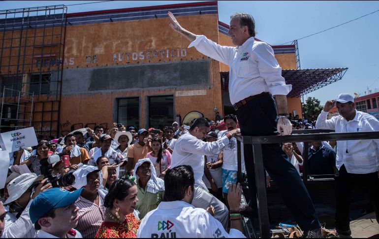 El aspirante presidencial encabezó un acto de campaña en Puerto Escondido en donde un grupo aparentemente de la CNTE protagonizaron una trifulca en contra de simpatizantes del tricolor. SUN/ G. Espinosa
