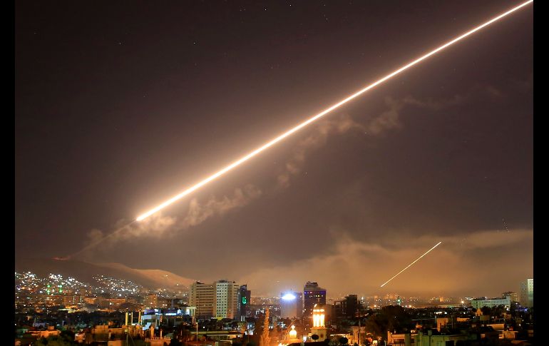 Así se observaron los misiles lanzados desde los aviones militares de Estados Unidos, Reino Unido y Francia en Damasco. AP / H. Ammar