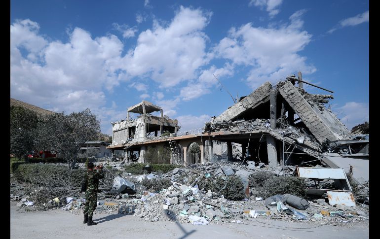 Un soldado sirio recorre los escombros de un Centro de Investigación bombardeado en la localidad de Barzeh cerca de la capital siria. AP / H. Ammar