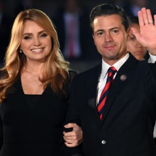 Peña Nieto toma fotos antes de abordar avión presidencial