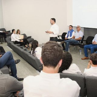 Miguel Ángel Martínez defiende su trayectoria ante universitarios