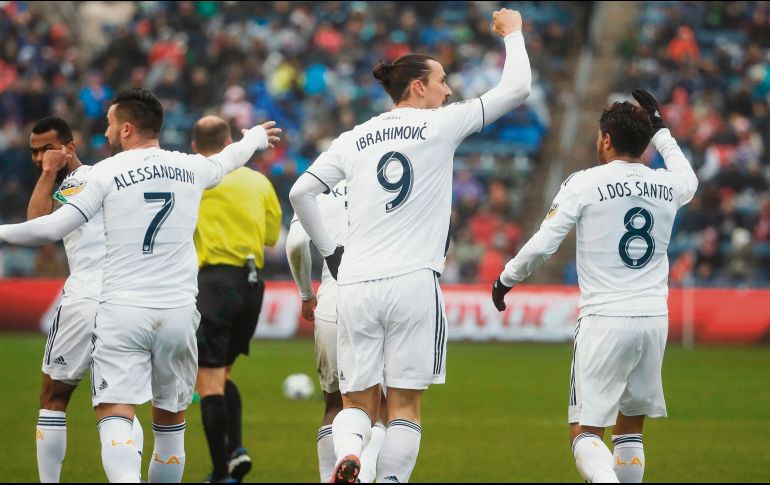 Toyota Park. Zlatan Ibrahimovic (#9) celebra junto a Jonathan dos Santos (#8) su gol ante el Chicago Fire. AFP