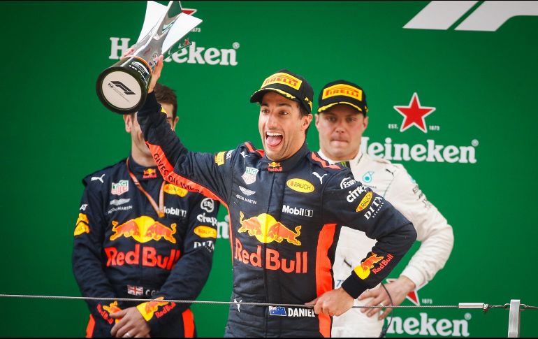 Ricciardo posa con su trofeo ante los medios de comunicación. EFE/R. Pilipey
