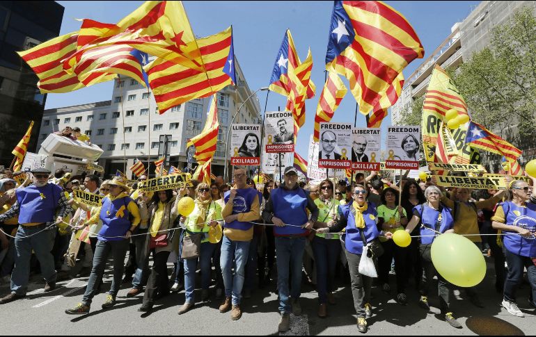 Más de 300 mil personas participaron en la manifestación, informó la policía de Barcelona. EFE / A. Dalmau