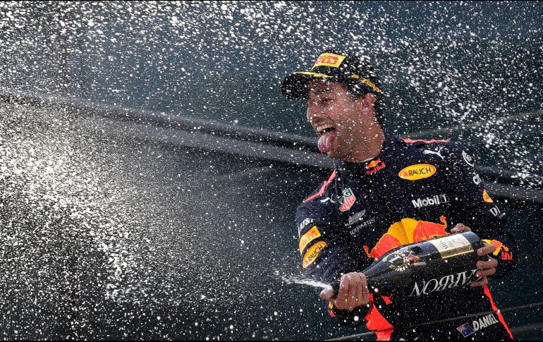 El australianao Daniel Ricciardo, piloto de Red Bull, festeja en el podio tras ganar el Gran Premio de Fórmula 1 de China, en Shanghái. AP/A. Wong