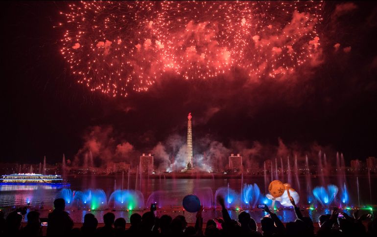 Fuegos articiales se despliegan por las celebraciones del natalicio de Kim Il Sung, el fallecido líder norcoreano, en Pyongyang. AFP/E. Jones