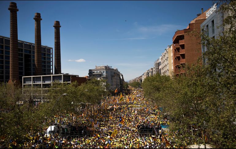 Personas ondean banderas de independencia en Barcelona, España, en una manifestación en apoyo a políticos secesionistas de Cataluña encarcelados bajo cargos de sedición. AP/E. Morenatti
