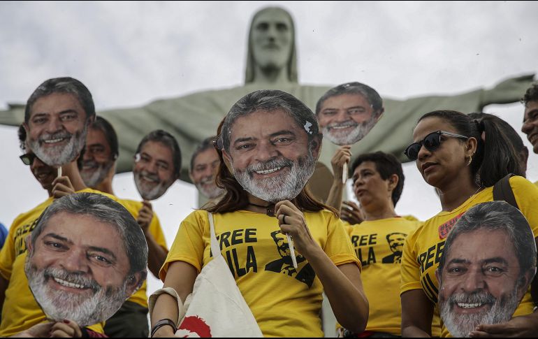 Seguidores de Lula da Silva usan máscaras de él en un acto donde piden la libertad para el ex mandatario. EFE/A. Lacerda