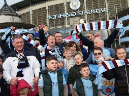 Los aficionados del City celebran el campeonato afuera de su estadio. AP/P. Ellis