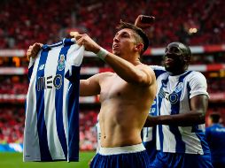 Herrera (I) recibió tarjeta amarilla por quitarse la camiseta para festejar su tanto. AFP/C. Costa