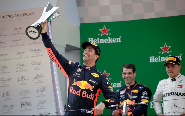 ¡Celebra, Daniel! El piloto de Red Bull dio una cátedra de rebases este domingo. AP/A. Wong
