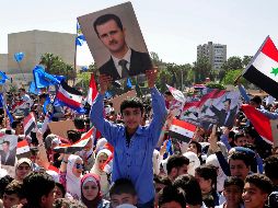 Los asistentes ondean banderas sirias durante el acto convocado bajo el lema 