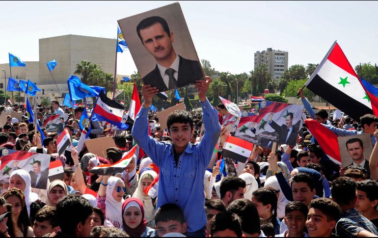 Los asistentes ondean banderas sirias durante el acto convocado bajo el lema 