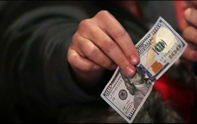 Banco BASE espera que el tipo de cambio cotice entre 17.90 y 18.10 pesos por dólar en cotizaciones interbancarias a la venta. AFP / ARCHIVO