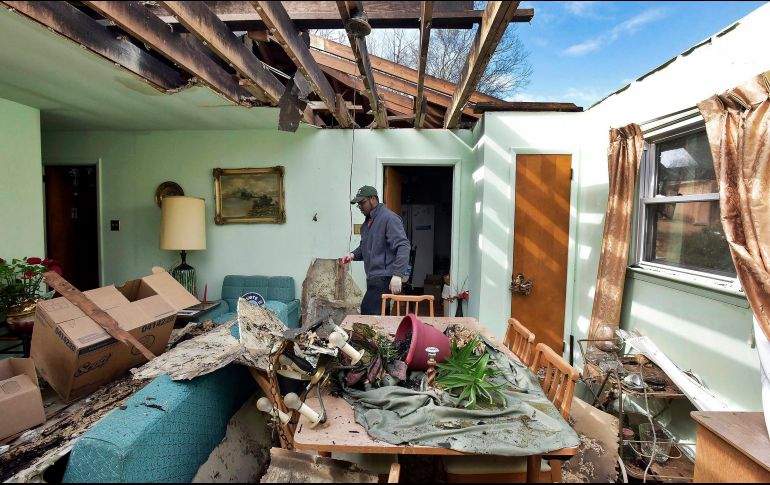 Un hombre evalúa los daños a la casa de su madre en Greensboro, Estados Unidos. Una fuerte tormenta destruyó varias casas en esta población de Carolina del Norte. AP/The News & Observer/C. Liddy