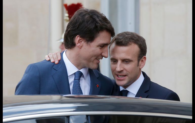 El primer ministro canadiense Justin Trudeau se despide del presidente francés Emmanuel Macron, tras una reunión en el Palacio del Elíseo en París. Trudeau realiza una visita oficial de dos días a Francia. AP/M. Euler