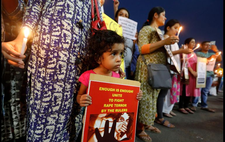 Una niña sostiene un cartel en una manifestación en Ahmadabad, India, en contra de violaciones a mujeres. El caso de una niña de 8 años violada y asesinada ha causado conmoción en el país. AP/A. Solanki