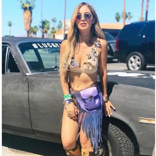 La youtuber Caeli asiste a Coachella con sexy atuendo