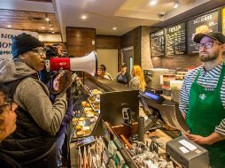 El comisionado de policía de Filadelfia, Richard Ross, dice que la policía había recibido una llamada al número de emergencias 911 de un empleado de Starbucks por allanamiento. AP/ M. Bryant