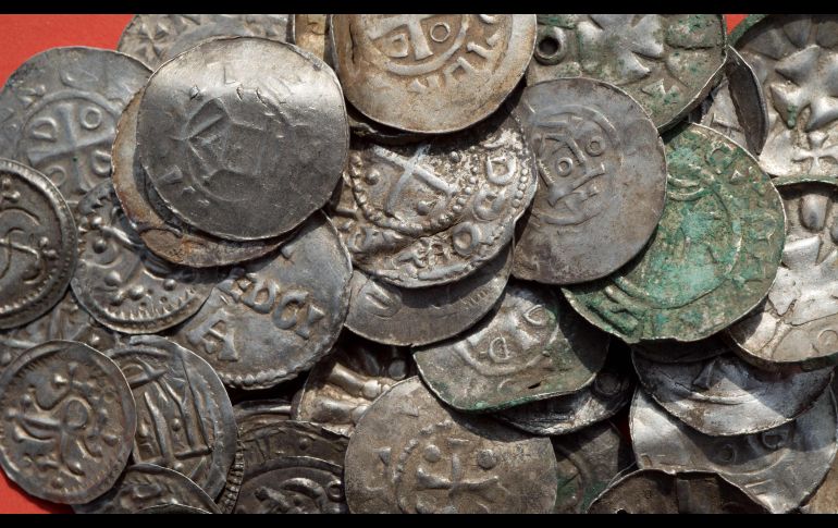 Arqueólogos estiman que unas 100 monedas de plata son probablemente del reinado de Harald. AFP/DPA/S. Sauer