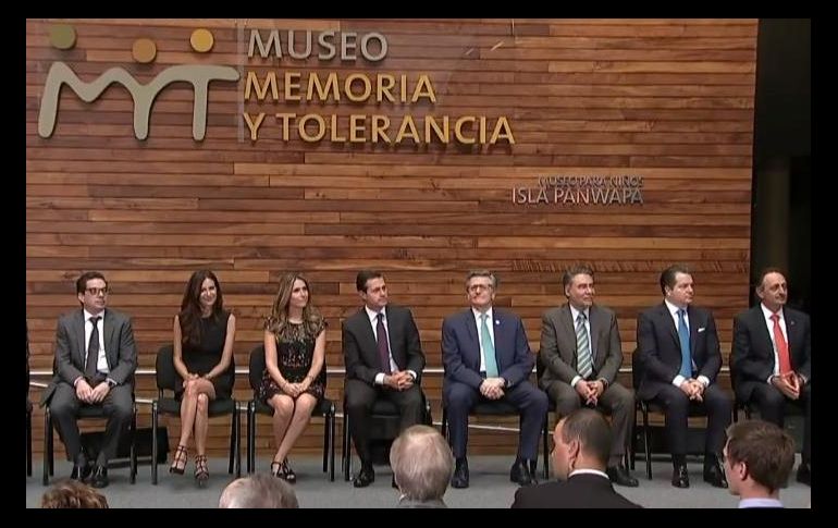 Enrique Peña Nieto inauguró una exposición sobre el Muro de Berlín en el Museo Memoria y Tolerancia en la Ciudad de México. TWITTER / @PresidenciaMX