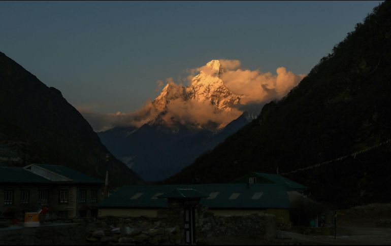 La montaña Ama Dablam, de seis mil 812 metros de altura, se ve desde Khumjung, una población nepalí en la región del Everest. AFP/P. Mathema