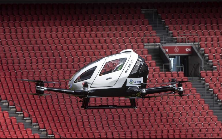 El vehículo aéreo Ehang 216 presenta un vuelo de prueba en un estadio en la capital holandesa. Es el primer Vehículo Aéreo Autónomo (AAV) taxi-dron del mundo y puede transportar a una persona de hasta 100kg y un pequeño equipaje. EFE/E. Elzinga