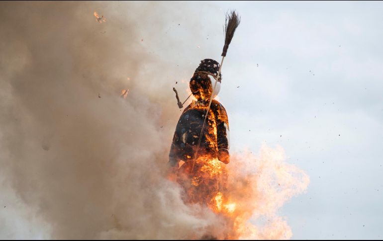 Una figura arde en Zúrich, Suiza, en el marco del ''Sechselaeuten'', el final del festival de invierno. Cuanto más rápido explota el 