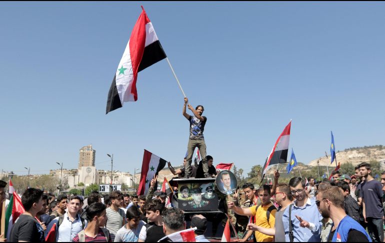 Sirios muestran su apoyo al presidente Bashar Al Assad. EFE / Y. Badawi